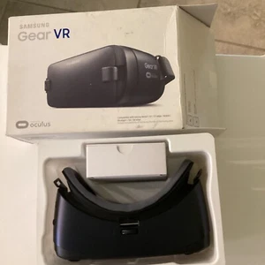 Samsung Gear VR Oculus Virtual Reality Headset 2016 SM-R323 Black - Picture 1 of 4