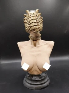 Alien Facehugger Female Bust Resin Painted Xenomorph Horror NSFW - Picture 1 of 3