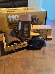 Conrad 1/35th Scale Diecast Case 1102 Vibratory Roller Vibramax - Picture 1 of 7