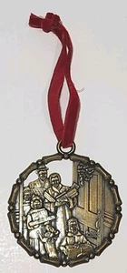 Vintage Norman Rockwell Weihnachtsschmuck Metall Messing Familie bringt Geschenke 2,5" - Bild 1 von 8