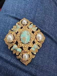 Sarah Coventry 1968 FAUX TURQUOISE PEARL Cabochon REMEMBRANCE Brooch Pin - Picture 1 of 3