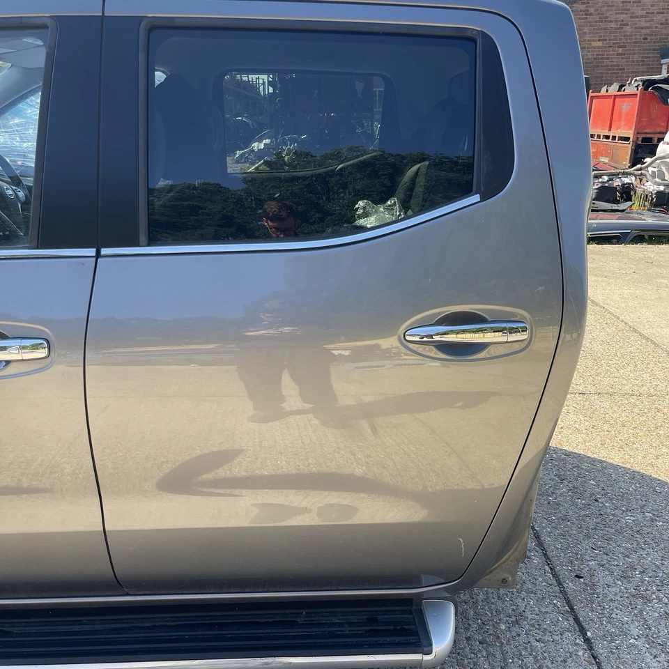 PUERTA TRASERA IZQUIERDA NISSAN NAVARA DOBLE CABINA 2015-2022 NP300 Foto 1 de 1