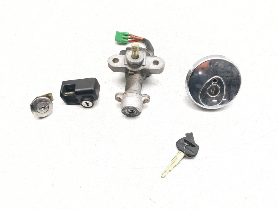 01-04 铃木 VL800 入侵者 Volusia 锁套装点火开关帽和钥匙套装 — 第 1/4 张图片