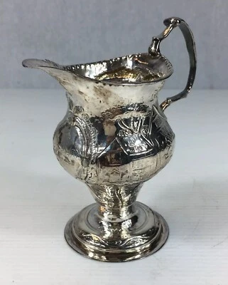 Antigua crema/jarra georgiana en relieve plata maciza decoración continental Foto 1 de 4