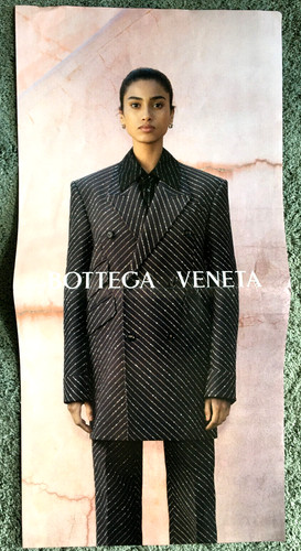 BOTTEGA VENETA AD 2024 Poster Pubblicitario Borsa a mano 2 LATI Abbigliamento