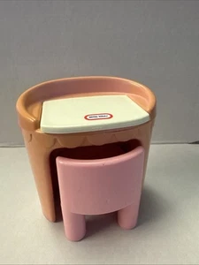 Tocador rosa para casa de muñecas Little Tikes con espejo abatible y silla accesorios de juguete - Imagen 1 de 16