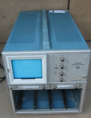 Tektronix 7704A  Oszilloskop oscilloscope mainframe TEILDEFEKT - Bild 1 von 4