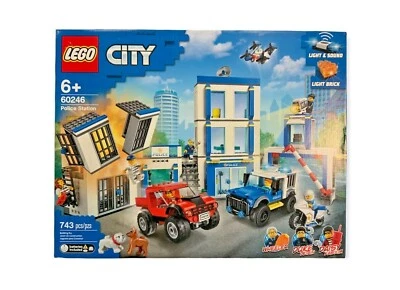 LEGO City 60246 Comisaría - 743 Piezas Foto 1 de 4