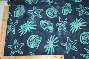 Tela acolchada de algodón con diseño de conchas de mar Batik Blue Star Fish 1 yarda 44 envío rápido - Imagen 1 de 3