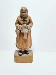 Vintage wood carving of old peasant woman with basket - Picture 1 of 10