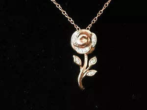 Hermoso Colgante Rosa 10K Disney La Bella y la Bestia Rosa con Collar #399 - Imagen 1 de 7