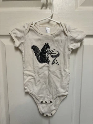 American Apparel Baby One Piece 松鼠鼓 鼓 米色 6-12 MO 罕见 — 第 1/3 张图片