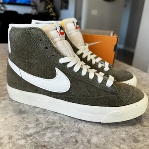 Mujer 6.5 - Nike Blazer Mid 77 Vintage Medio Oliva / Vela | DV7006 201 - Imagen 1 de 11