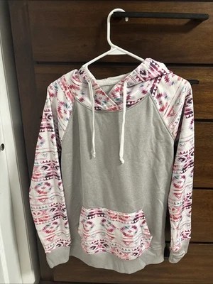 Sudadera con Capucha Empyre Wntr Collection Gris Y Azteca Talla Grande Para Mujer’s Foto 1 de 4