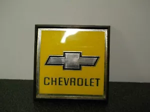 Chevrolet Automobile Yellow Plastic Badge Emblem Ornament RARE 2-7/8" x 2-7/8" - Bild 1 von 5