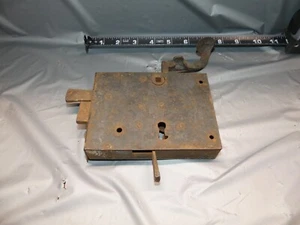Antiguo conjunto de cerradura de palanca de pestillo de puerta de hierro de salvamento primitivo - Imagen 1 de 4