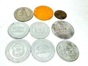 Fichas de moneda medallas recuerdo Chuckie Cheese Feria Mundial fichas de casino en blanco y negro plata - Imagen 1 de 10