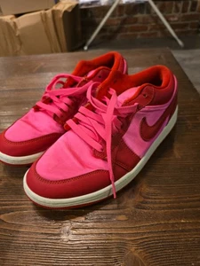 💕 Air Jordan 1 Low "Valentinstag" FB9893-600 Damengröße 9 rot pink - Bild 1 von 6