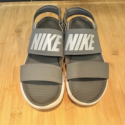 Sandalias Nike Tanjun Chanclas Para Mujer Gris Gancho Correa Talla 7 Niñas Ligeras Foto 1 de 4