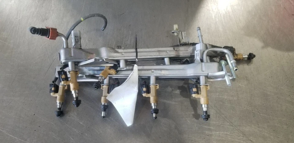 17 TOYOTA SEQUOIA 5.7L FUEL INJECTOR SET WITH RAILS - Image 1 of 4