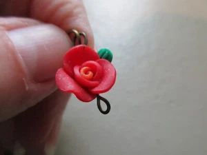 LINDO COLGANTE VINTAGE TONO DORADO RESINA PLÁSTICA FLOR ROSA PEQUEÑA LLAVERO ENCANTO - Imagen 1 de 3