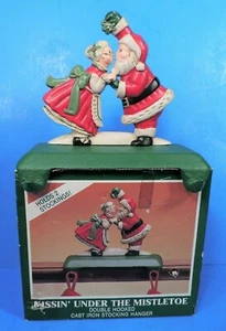 Midwest of Cannon Falls "KISSIN' UNDER THE MISTLETOE" double hooked CHRISTMAS ST - Picture 1 of 2
