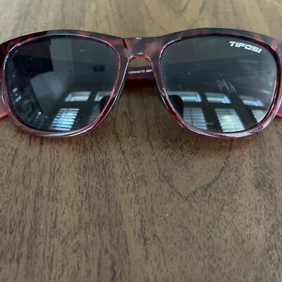 Tifosi Optics Swank Sunglasses Has Scratch On Lens Still Usable - Image 1 of 4