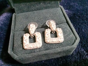 Schöne Ohrringe mit Kunstdiamanten - Bild 1 von 10