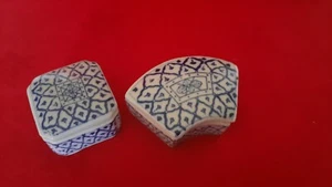 TWO VINTAGE CHINESE  BLUE AND WHITE CERAMIC SMALL TRINKET BOXES - Picture 1 of 4