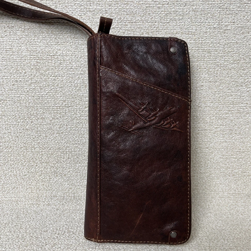 Cartera Fossil Pasaporte Cuero Rojo Cremallera Estuche Viaje Repujado Avión Correa de Muñeca Foto 1 de 4