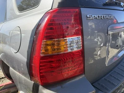 Conjunto de luz trasera izquierda conductor trasero Kia Sportage LX 2007 2,7 L V6 4X4 FABRICANTE DE EQUIPOS ORIGINALES Foto 1 de 4