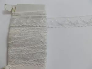Grazioso pizzo vintage in tulle bianco e argento - Foto 1 di 2