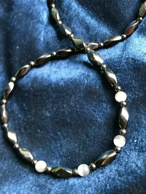 金属赤铁矿磁扣人造白色虎眼石 19 英寸项链 — 第 1/4 张图片