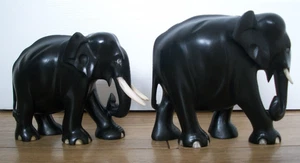 ANTIGUO ÉBANO TALLADO A MANO MADERA ELEFANTES TORO CON VACA - Imagen 1 de 4