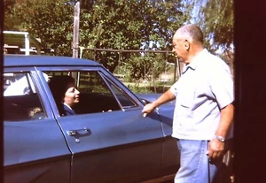 Oktober 1972 35mm Kodachrome Farbdia Transparenz Mann Frau Kombi - Bild 1 von 1