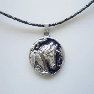 Collar colgante de cuero ovalado metal caballo occidental esmaltado azul - Imagen 1 de 4