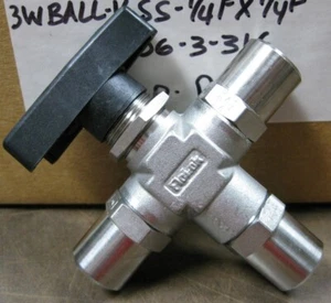 SSP PRODUCTOS DE ACERO INOXIDABLE, 306-3-316 VÁLVULAS DE BOLA DE 3 VÍAS, 1/4-18 FNPT X 1/4-18 - Imagen 1 de 2