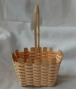 Tiny Wicker Basket Bamboo Cute Mini Vintage Dollhouse Handmade Décor Cake Flower - Picture 1 of 9