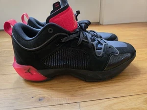 Nike Air Jordan XXXVII 37 Low Bred Black University Red DQ4122-007 Größe 11 Herren - Bild 1 von 12