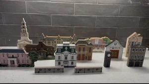 13 Stück Holz Dorf Gebäude Sammlung signiert bemalt Miniaturen Vintage - Bild 1 von 19