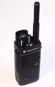 Motorola DP2400 MDH02RDC9JA2AN Digital UHF 2-Wege Funk Transceiver Walkie Talkie - Bild 1 von 2