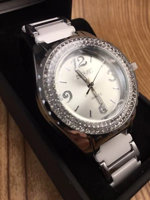 Reloj August Steiner tono plata y cerámica blanca Foto 1 de 4