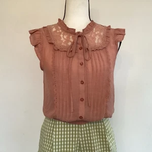 MEINE Damenbluse einfarbig rosa plissiert vorne Flügelärmel mit Spitze & Rüschen: Small - Bild 1 von 8