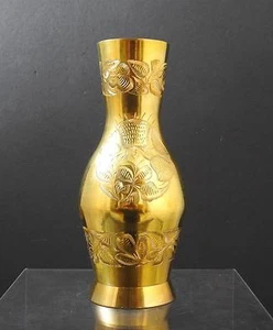 Jarrón vintage de latón macizo con diseño de hojas grabadas numerado India 10" W13 - Imagen 1 de 10