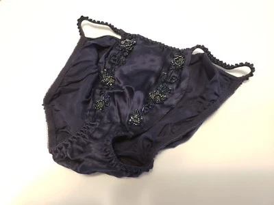 Bikini Victoria's Secret seda satinado tanga azul marino floral con cuentas mediano Foto 1 de 4