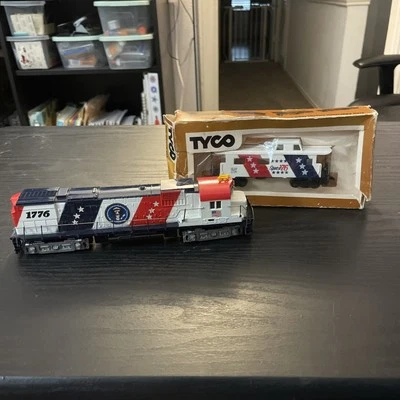 HO Scale Tyco Spirit of 1776 Bicentennial Locomotive shell and Bachmann Caboose - Image 1 of 4