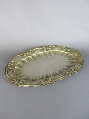 Bandeja para servir en latón plateado con decoración en relieve Foto 1 de 4