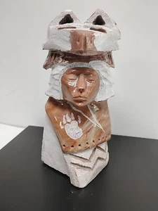PAM BEGAY Alabaster Skulptur (mit Echtheitszertifikat) der amerikanischen Ureinwohner mit Bärenbekleidung - Bild 1 von 20