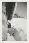 Deux jeunes femmes en haut d'escalier pavillon de ski d'hiver neige 1945 instantané vintage