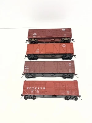 LOT OF 4 ACCURAIL HO 40' WOOD BOX CARS RUTLAND, MEC AND BOSTON & MAINE - Image 1 of 4
